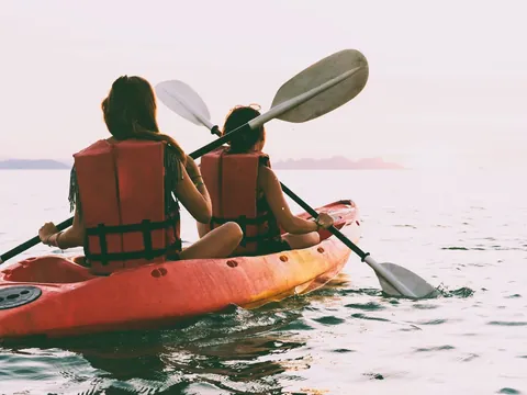 Pareja en kayak por la bahía de Santander
