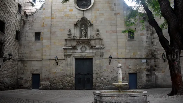 Inscripción en hebreo sobre muro de piedra en el Call de Barcelona
