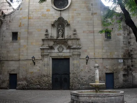 Inscripción en hebreo sobre muro de piedra en el Call de Barcelona