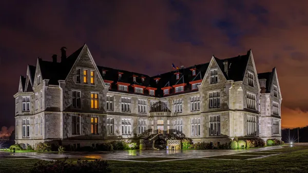 Palacio de la Magdalena, en la Península de la Magdalena (Santander), iluminado de noche.