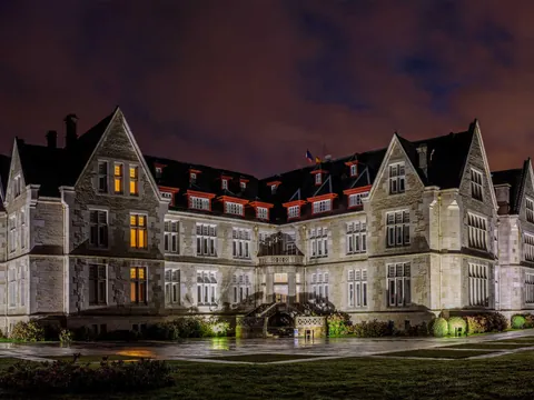 Palacio de la Magdalena, en la Península de la Magdalena (Santander), iluminado de noche.