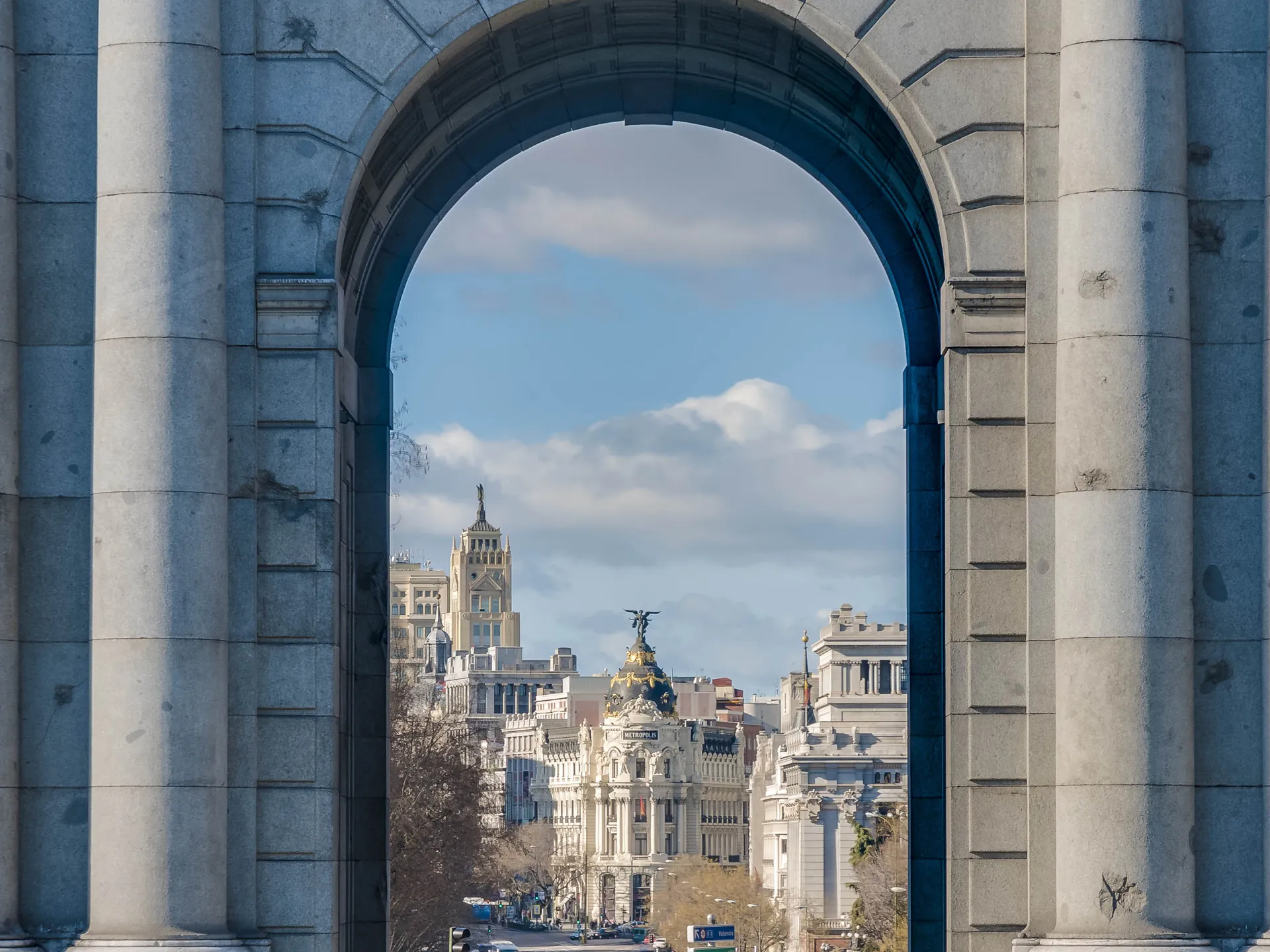 Gran Vía desde la Puerta de Alcalá - Puerta de Alcalá - Qué ver en Madrid - Guía de Viajes Madrid - Buendía Tours