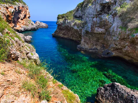 Acantilados de Cala Rafalet en Menorca