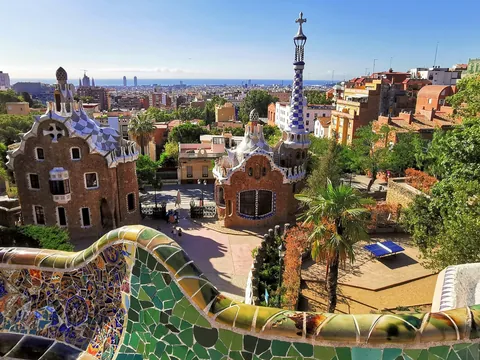 Vista panorámica del Parque Güell con mosaicos coloridos y casas diseñadas por Gaudí