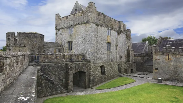 "No existe el destino, solamente la libertad". ¿Seguirá la espada clavada en las rocas del Castillo de Cahir?