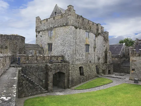 "No existe el destino, solamente la libertad". ¿Seguirá la espada clavada en las rocas del Castillo de Cahir?