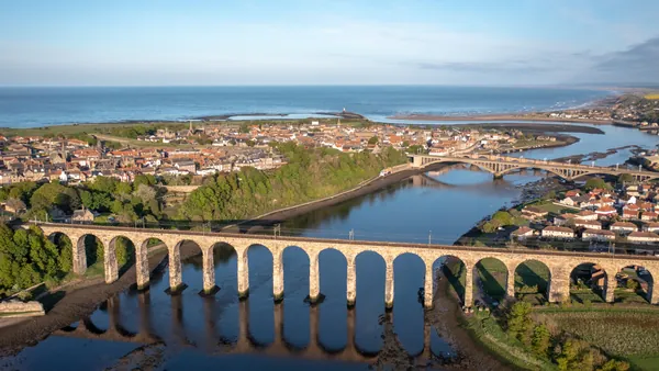 Vista aérea de Berwick-upon-Tweed, conocido por las ruinas de su castillo, su conjunto de murallas y su casco histórico medieval