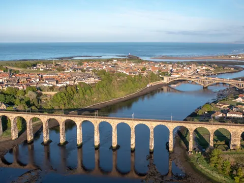 Vista aérea de Berwick-upon-Tweed, conocido por las ruinas de su castillo, su conjunto de murallas y su casco histórico medieval