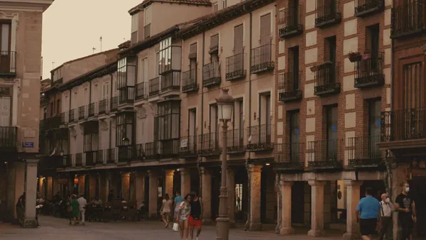 Calle aporticada de Alcalá de Henares