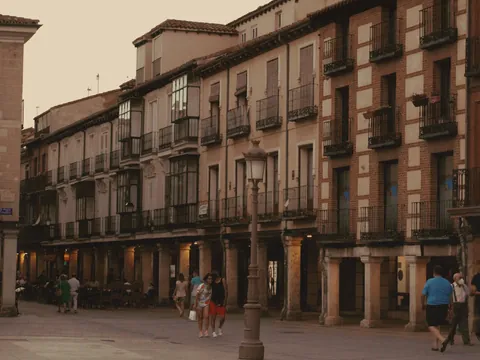 Calle aporticada de Alcalá de Henares