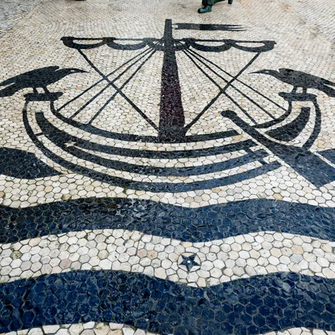 Calzada portuguesa con el dibujo de un barco