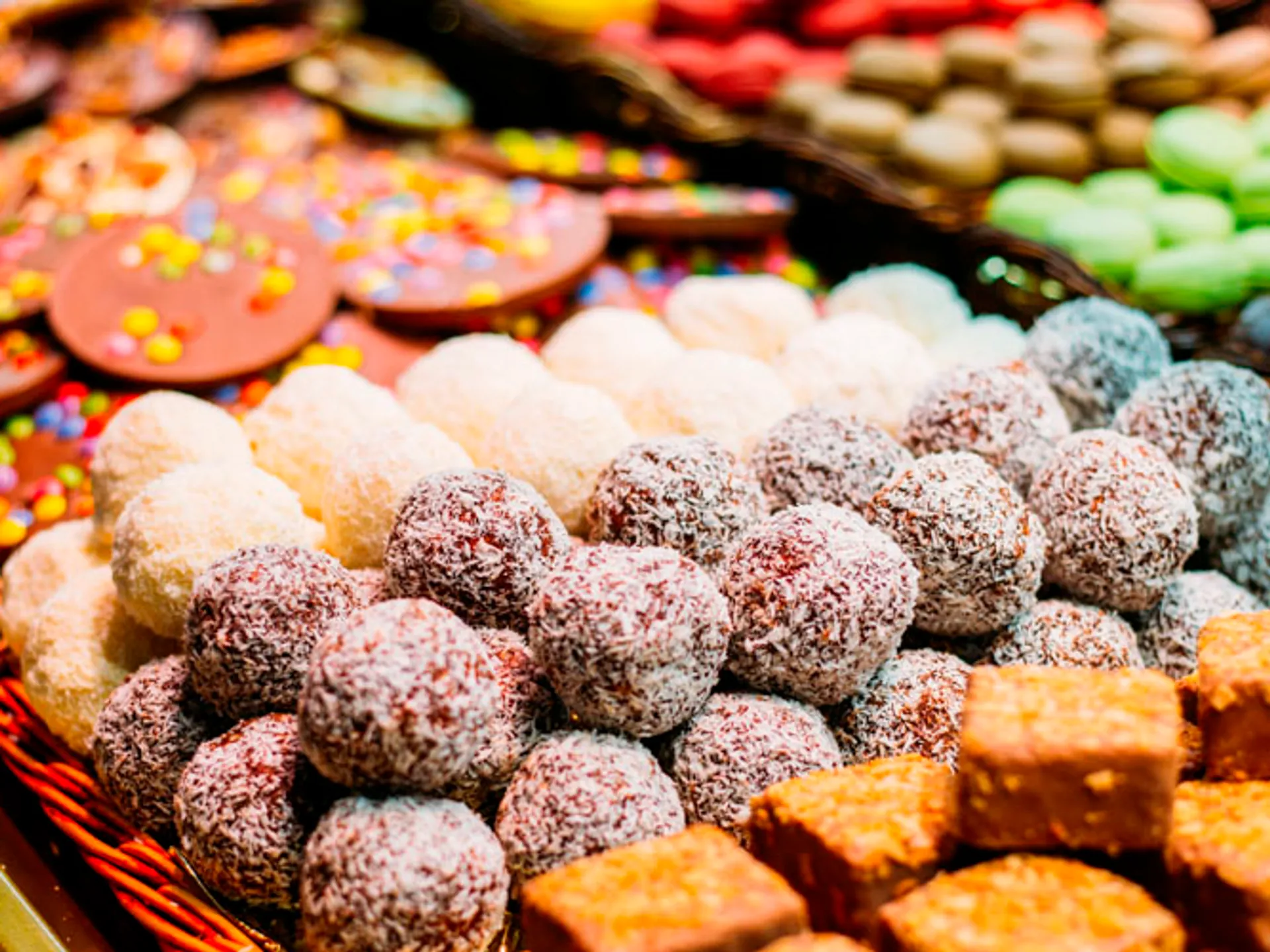 Dulces tradicionales en uno de los Mercadillos Navideños de Barcelona - Los mejores Mercadillos de Navidad en Europa 2022 - Blog - Buendía Tours  