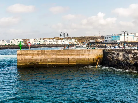 Puerto de Orzola, lugar de salida desde Lanzarote.