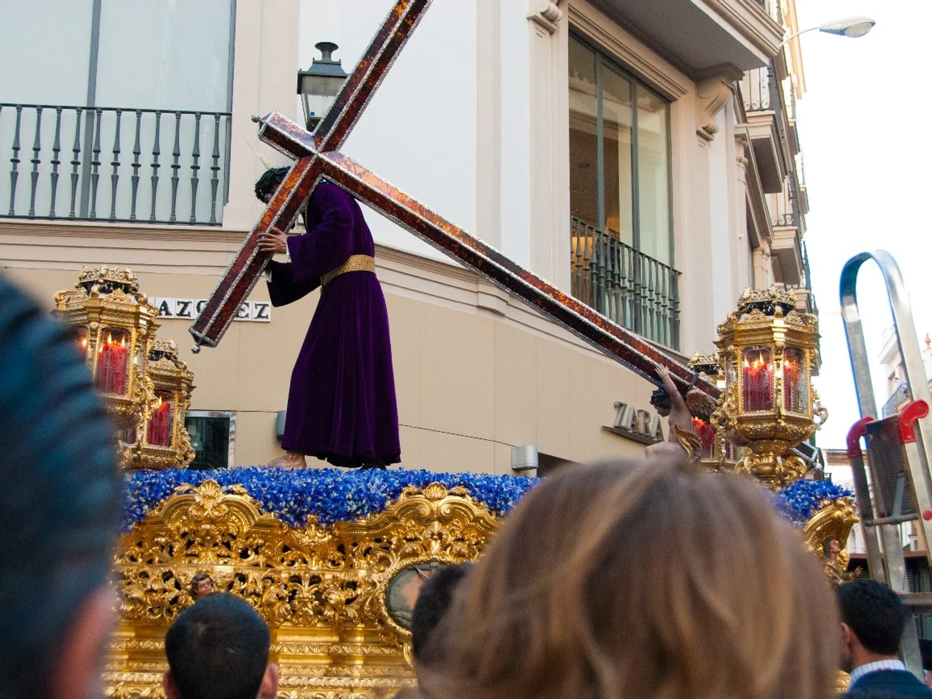Procesión semana santa Sevilla Iglesia de El Salvador - Qué ver en Sevilla - Guía de viaje Sevilla - Buendía Tours