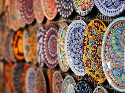 Platos de cerámica artesanal en un zoco de Meknes, Marruecos