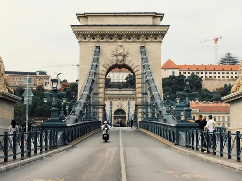 Vista frontal del Puente de las Cadenas con sus leones en Budapest