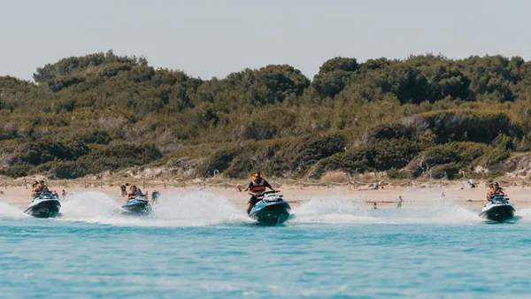 Qué hacer en Can Picafort para disfrutar del Mediterráneo desde el agua
