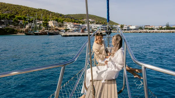 Amigas divirtiéndose en el crucero por Atenas.