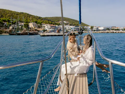 Amigas divirtiéndose en el crucero por Atenas.