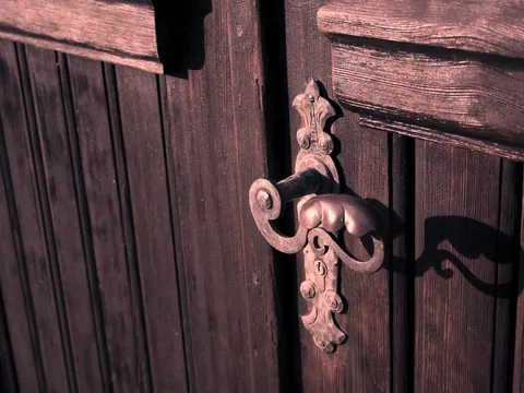 puerta_versalles-buendia-tours-Palacio y Jardines de Versalles - Palacio de Versalles - Buendía Tours 