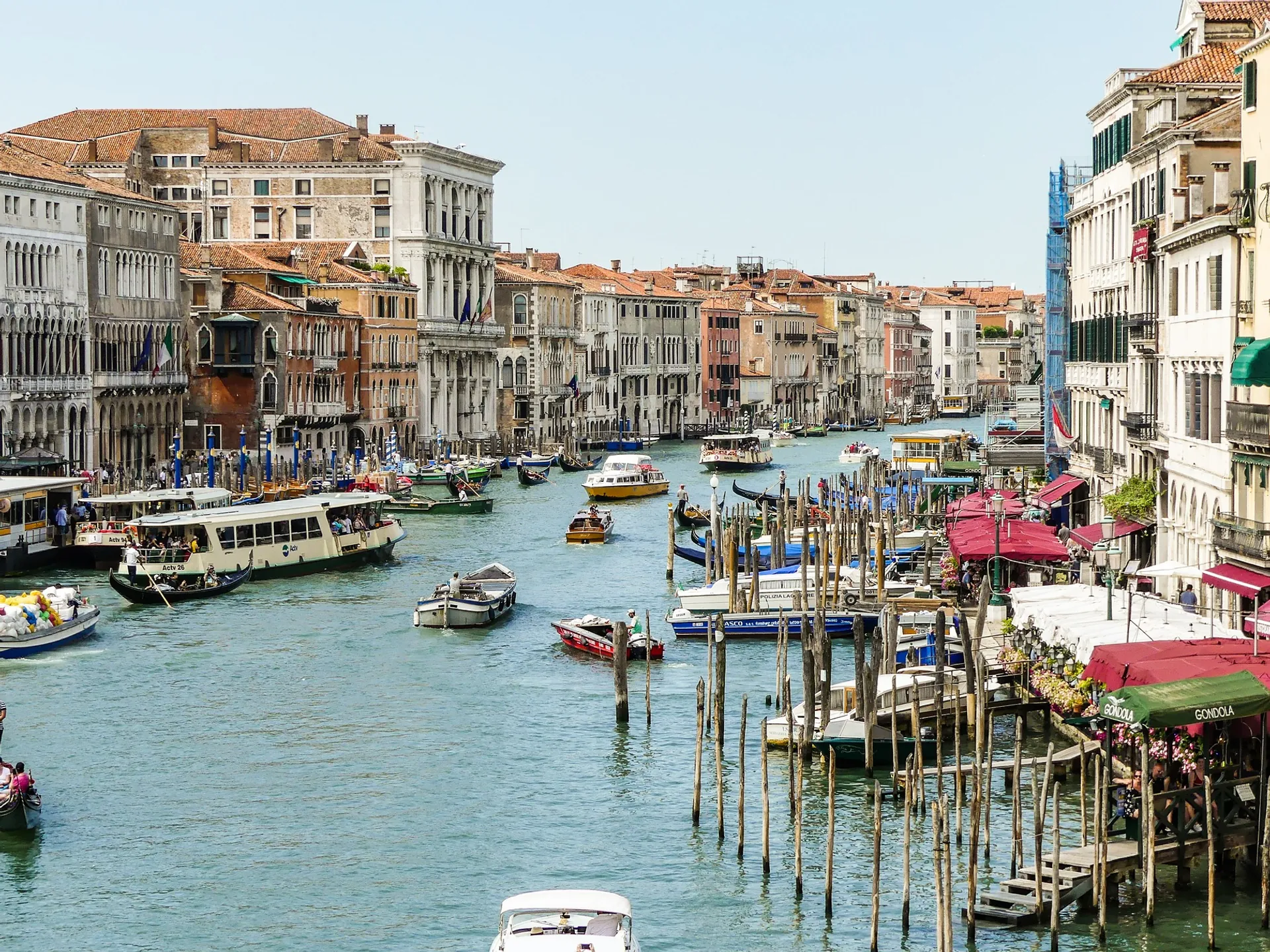 La orilla izquierda del Gran Canal de Venecia