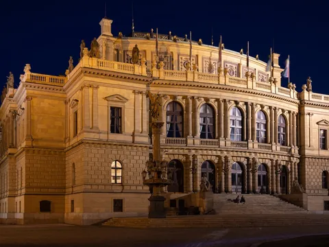 Fachada iluminada del Rudolfinum de Praga, República Checa