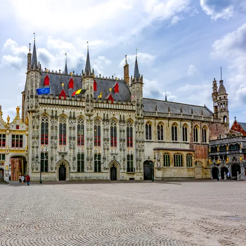 Vista de los edificios más importantes de la Plaza Burg de Brujas - Qué ver en Brujas - Guía de viaje de Brujas - Buendía Tours