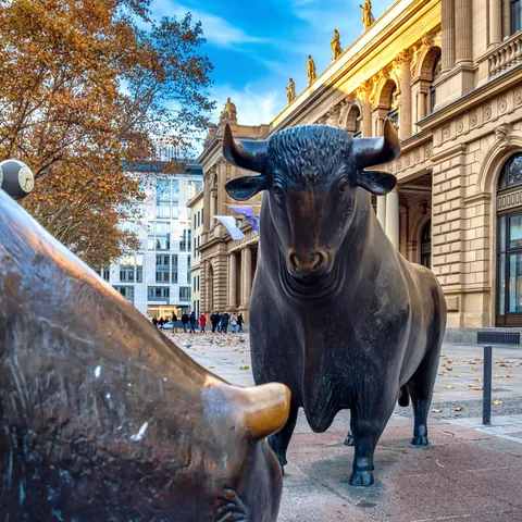 Esculturas de un Oso y Toro frente al Edificio de la Bolsa de Frankfurt - SSKH-Pictures / Shutterstock.com