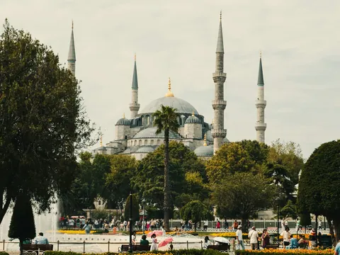 Mezquita Azul entre jardines en Estambul, Turquía