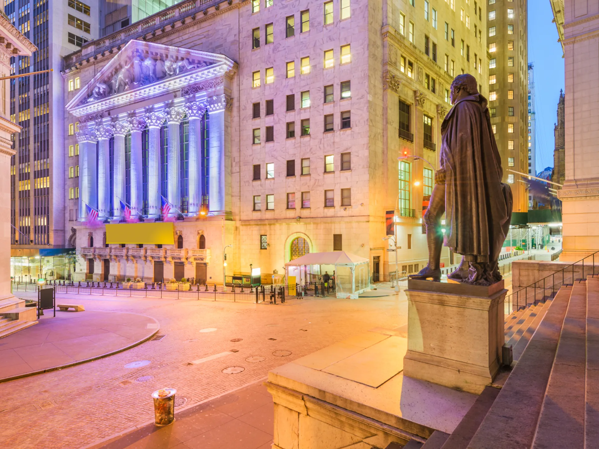 Vista lateral del Federal Hall con Estatua de George Washington - Federal Hall - Qué ver en Nueva York - Guía de Viajes Nueva York - Buendía Tours