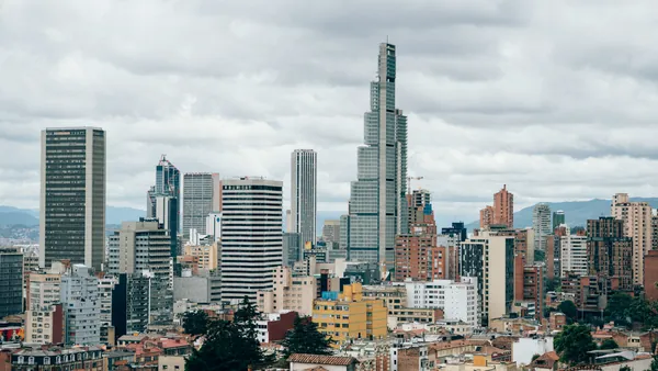 Skyline de Bogotá con rascacielos y arquitectura diversa