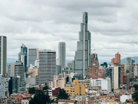 Skyline de Bogotá con rascacielos y arquitectura diversa