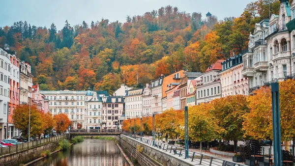 Edificios junto al río Teplá en Karlovy Vary