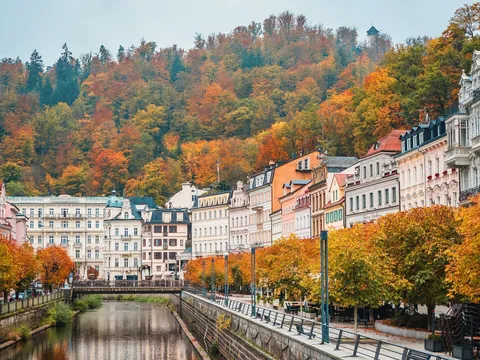 Edificios junto al río Teplá en Karlovy Vary