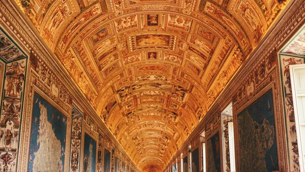 Techo dorado de la Galería de los Mapas en los Museos Vaticanos, en Ciudad del Vaticano.