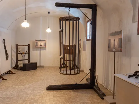 Visita guiada al Palacio de las Prisiones y los misterios de los Señores de la Noche