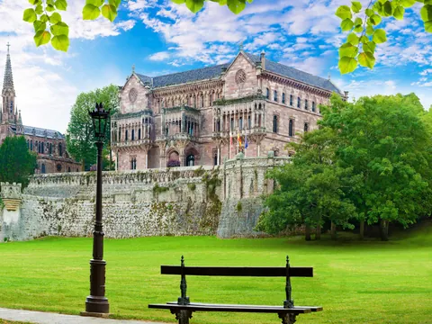Palacio de Sobrellano y la Capilla-Panteón en Comillas, Cantabria.