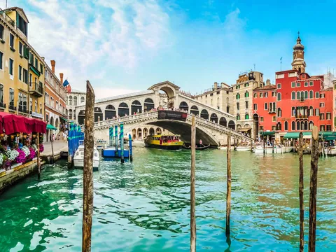 Puente de Rialto sobre el Gran Canal entre San Marco y San Polo en Venecia