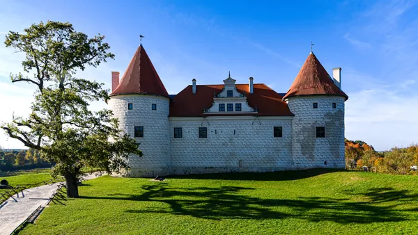 Fachada del castillo, enclave rodeado de una abundante vegetación.