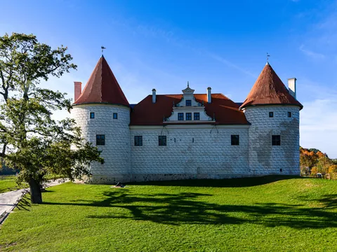 Fachada del castillo, enclave rodeado de una abundante vegetación.