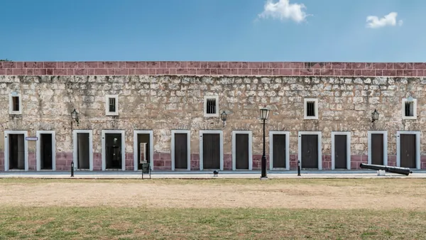 Fachada lateral de la fortaleza de San Carlos en La Habana, Cuba