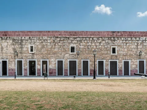 Fachada lateral de la fortaleza de San Carlos en La Habana, Cuba