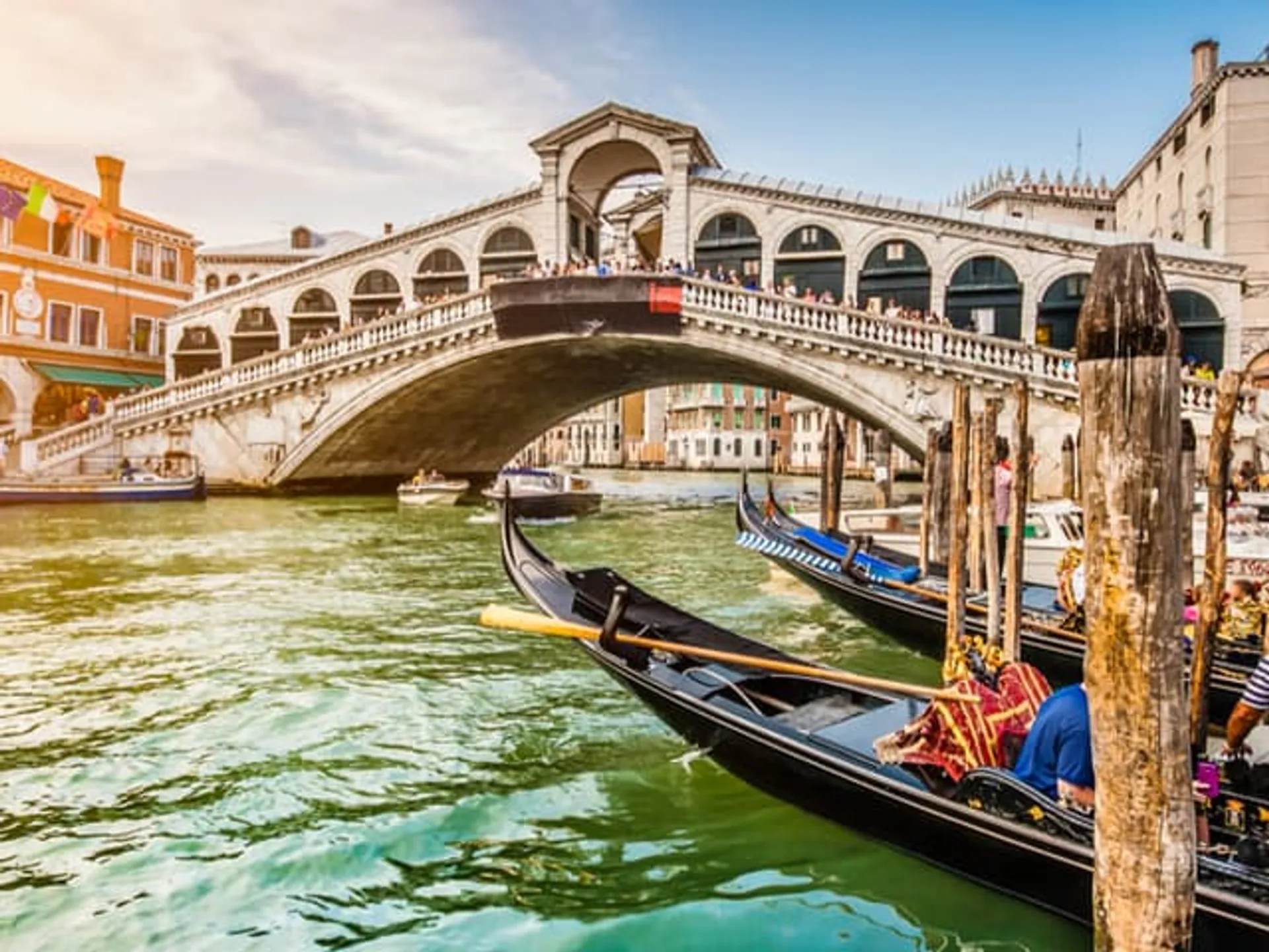 Góndolas junto al puente de Rialto - HOME Venecia - Guía de Viajes Venecia - Buendía