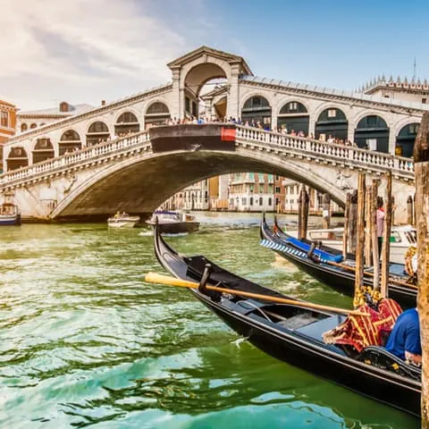 Góndolas junto al puente de Rialto Venecia Guía de Viajes Venecia - Buendía