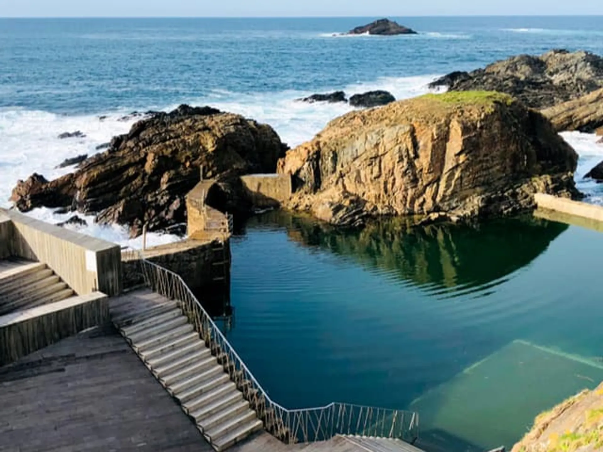 Piscina Natural de Tapia de Casariego en Asturias- 10 lugares por donde pasa la vuelta ciclista España que no te puedes perder- blog Buendía tours