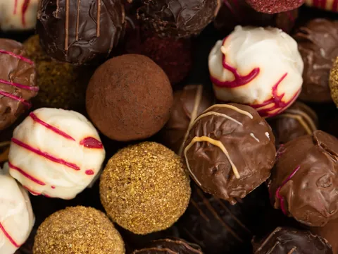 Vista cercana de varios bombones y trufas de chocolate, Brujas