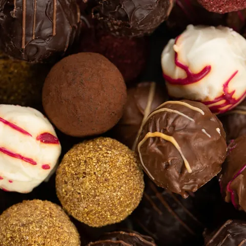 Vista cercana de varios bombones y trufas de chocolate, Brujas