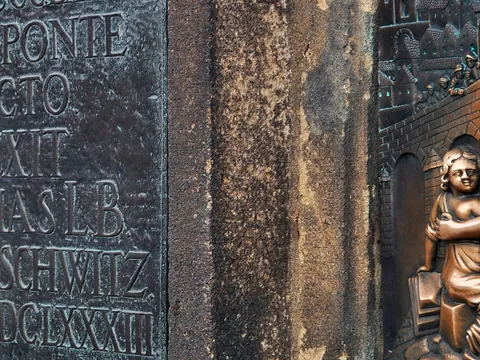 Placa de bronce de la Estatua de Nepomuk en el Puente Carlos en Praga - Tour Misterios y Cervezas de Praga - Actividades y Excursiones Buendía Republica Checa