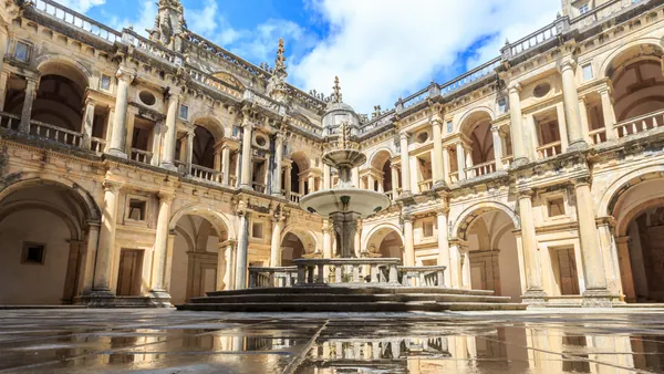 Fuente y claustro del Convento de Cristo en Tomar, Portugal con reflejos