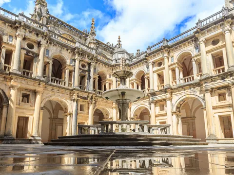 Fuente y claustro del Convento de Cristo en Tomar, Portugal con reflejos